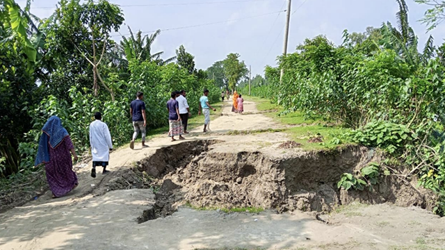 টানা বৃষ্টিতে শ্রীপুরের বাঁধে ধস, পানিবন্দি হওয়ার শঙ্কায় ৩০ হাজার মানুষ