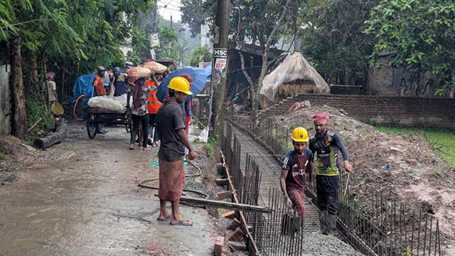 ঝুম বৃষ্টিতে ড্রেনের ঢালাই, সাতক্ষীরায় কোটি টাকার প্রকল্প নিয়ে প্রশ্ন