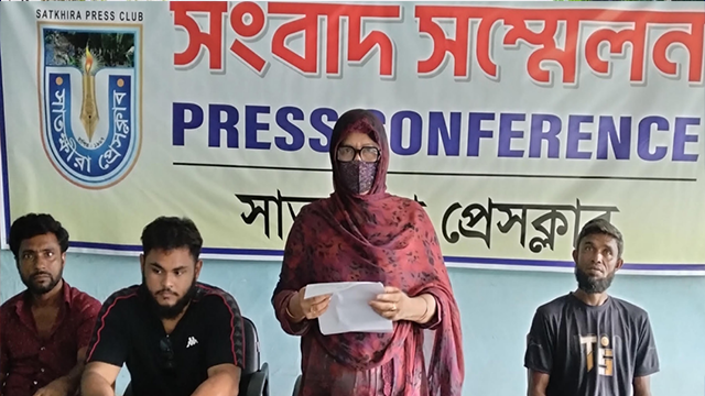 সাতক্ষীরায় পৈতৃক সম্পত্তি দখলের অভিযোগ: জমির মালিকের সংবাদ সম্মেলন