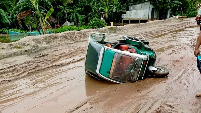 ৮২২ কোটি টাকার সড়কে কাদা-গর্ত, দুর্ভোগে সাতক্ষীরার মানুষ