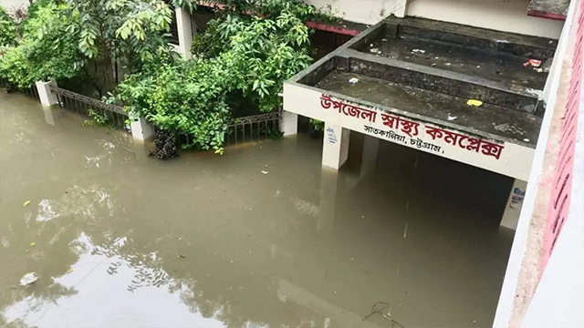 সাতকানিয়ায় বন্যা পরিস্থিতির অবনতি, থানা-হাসপাতাল-স্কুলে পানি
