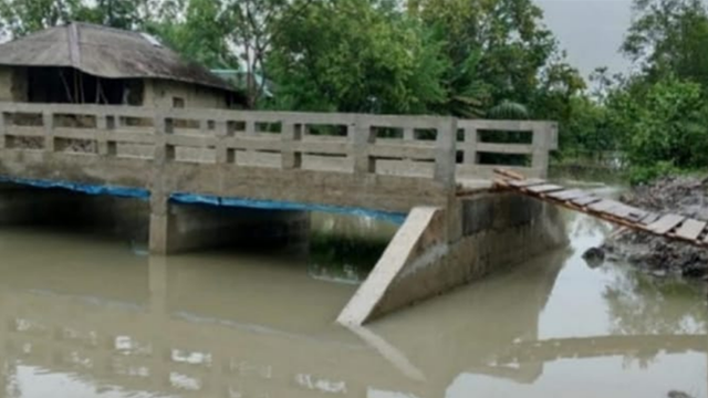 সাতক্ষীরার শ্যামনগরে ৩৩ লাখ টাকার সেতু নামে আছে, কাজে নাই!