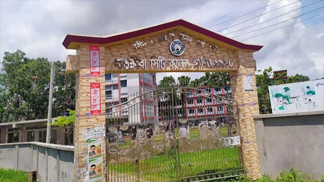ভূগোল পরীক্ষায় একের পর এক ভুল প্রশ্নপত্র, দায়িত্ব হারালেন কেন্দ্রসচিব