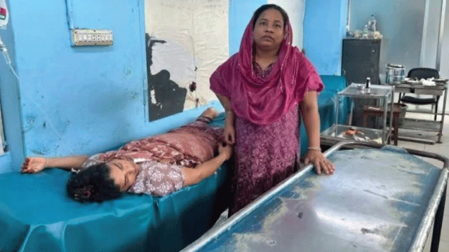 খুলনায় বাড়িতে ঢুকে গুলি, লক্ষ্যভ্রষ্ট হয়ে আহত গৃহবধূ