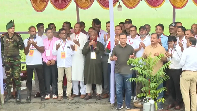 বরিশালে প্রধানমন্ত্রীর প্রথম সরকারি সফর: বৃক্ষরোপণ কর্মসূচিতে অংশগ্রহণ