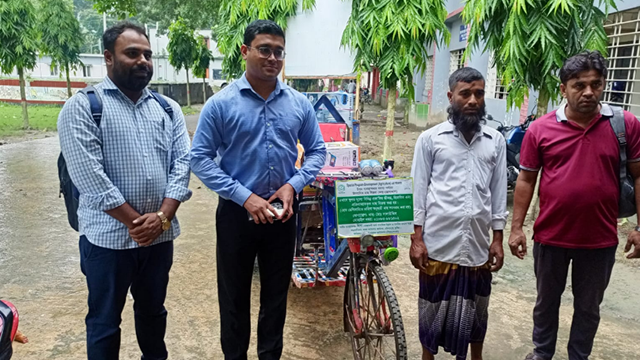 দৌলতপুরে প্রান্তিক মাছ চাষীকে ব্যাটারিচালিত ভ্যান দিলেন ইউএনও