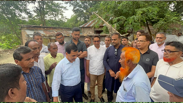 নওগাঁয় অসহায় ভ্যানচালককে ঘর তৈরি করে দিচ্ছেন এমপি ধলু